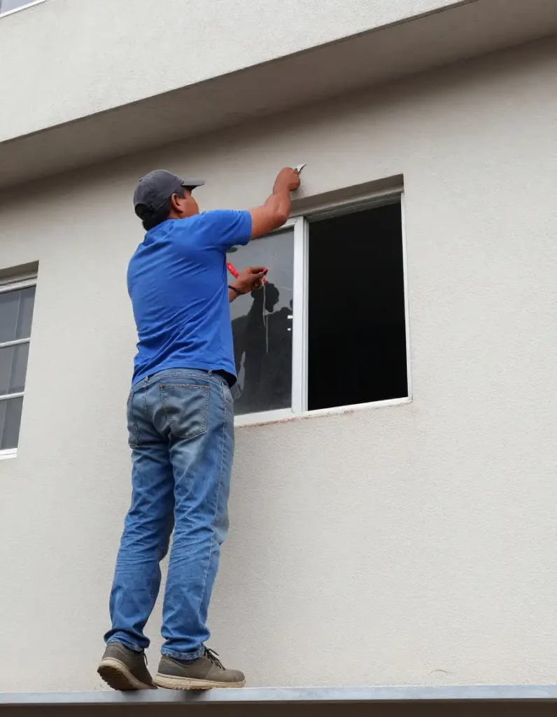 ouvrier posant du double vitrage